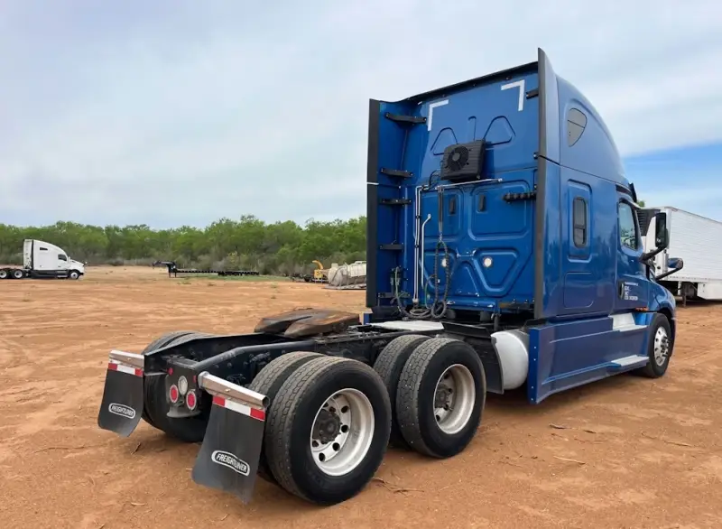 2023 Freightliner Cascadia Sleeper photo 4