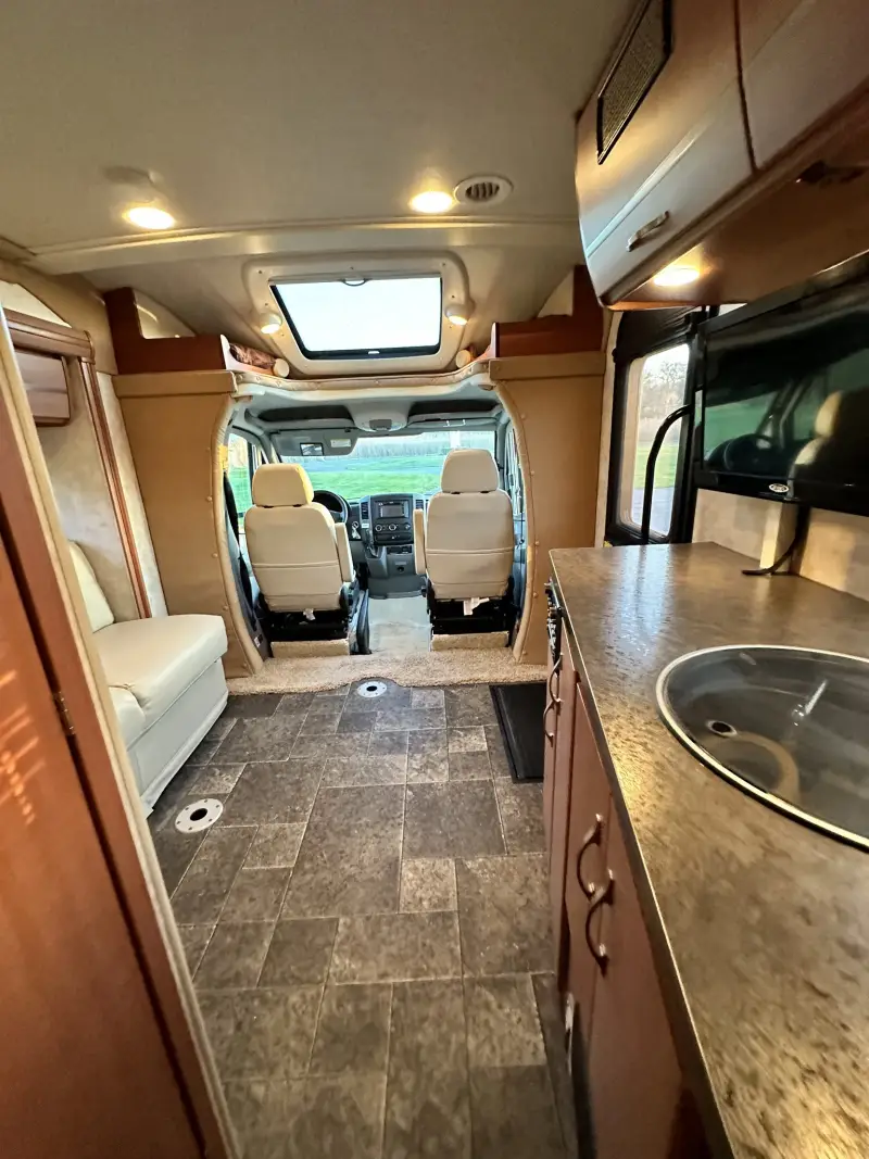2012 Itasca Navion IQ M-24G-3500 photo 32