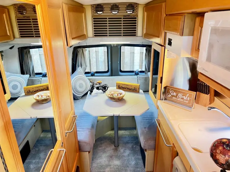 2011 Roadtrek Versatile 190 Class B photo 9