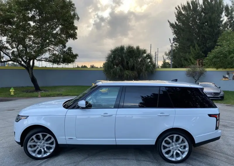 2020 Land Rover Range Rover P525 HSE photo 23