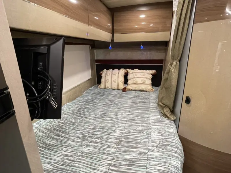 2016 Itasca Navion 24J photo 31
