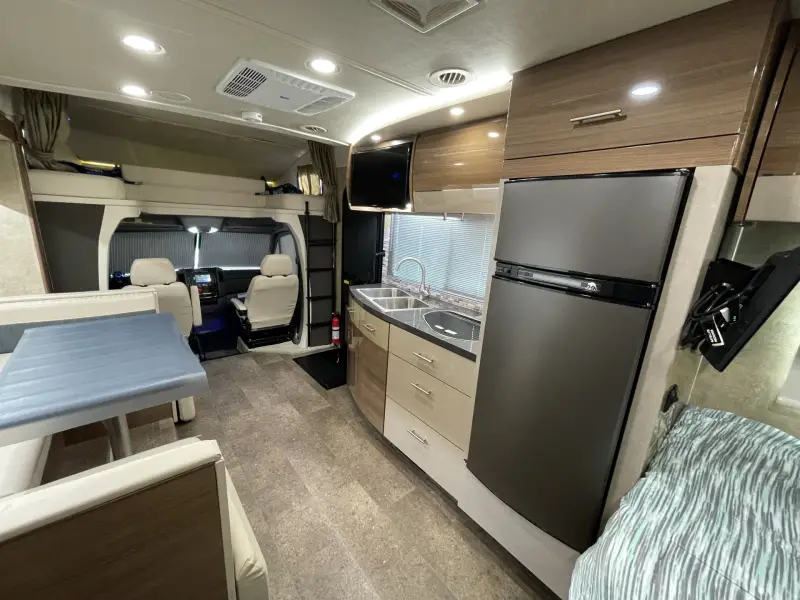2016 Itasca Navion 24J photo 29