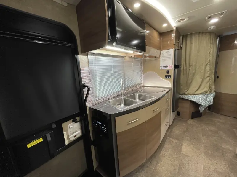 2016 Itasca Navion 24J photo 15
