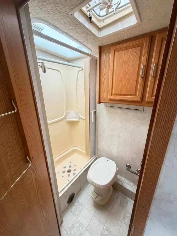 2003 Winnebago Minnie photo 24