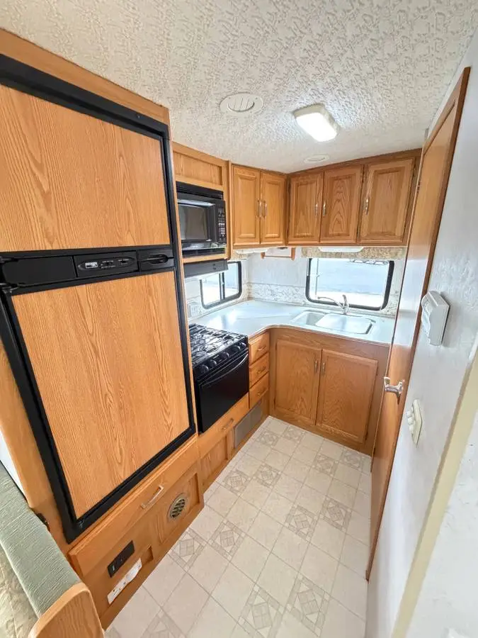 2003 Winnebago Minnie photo 20