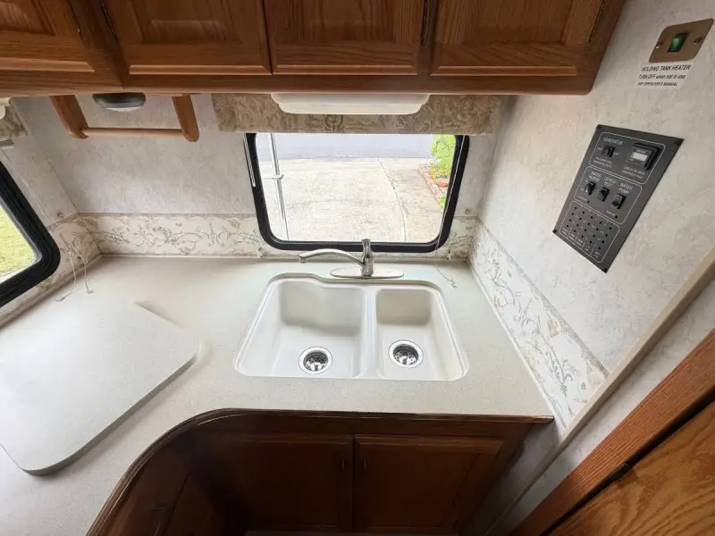 2003 Winnebago Minnie photo 14