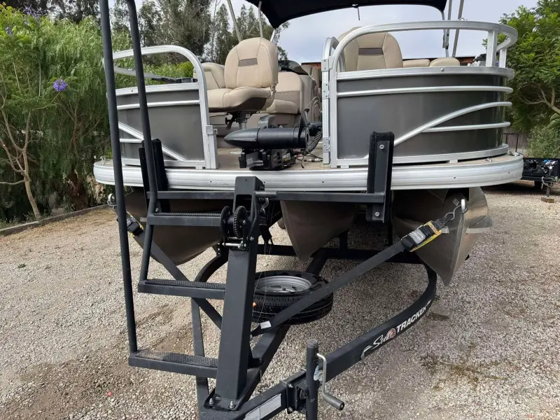 2023 Sun Tracker Tritoon XP3 Fishing Barge 22 DLX photo 22