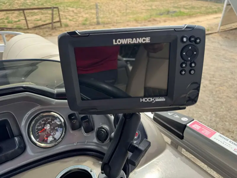 2023 Sun Tracker Tritoon XP3 Fishing Barge 22 DLX photo 18
