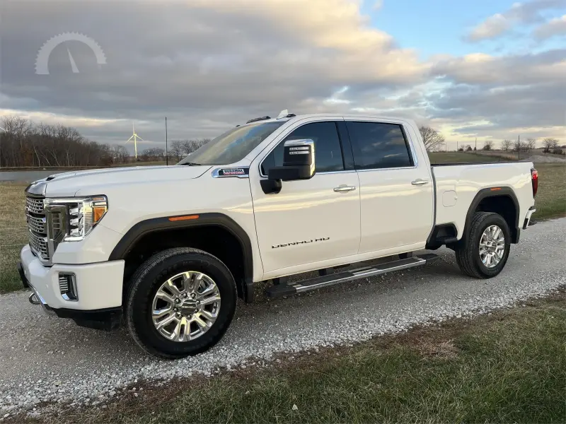 2021 GMC Sierra 2500HD Denali Crew Cab photo 3